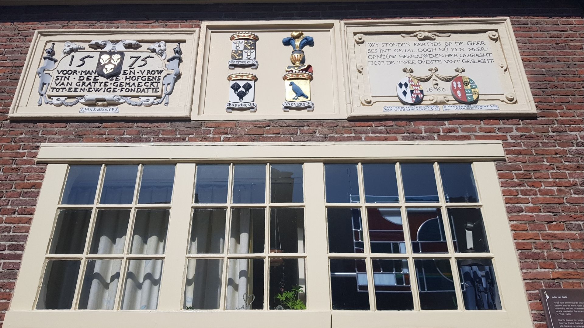 Gevelsteen Hofje van Gratie Delft